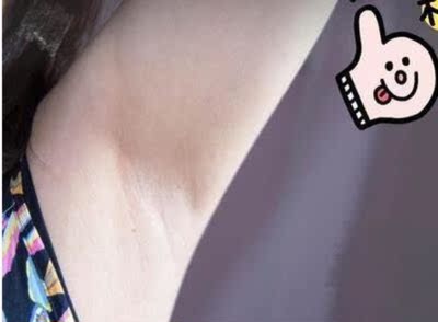 产品做工很精美,买来试用了几天,擦在皮肤上凉凉的很舒服的感觉,深色的皮肤确实看上去出以前白净些,决定坚持用下去,期待更完美的褪变!!! 产品做工很精美,买来试用了几天,擦在皮肤上凉凉的很舒服的感觉,深色的皮肤确实看上去出以前白净些,决定坚持用下去,期待更完美的褪变!!!