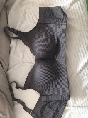 很舒服，一点味道都没有，对于我个鼻子过敏的人来说。滑滑的，不薄也不厚，对胖胖的人来说是福音呢！