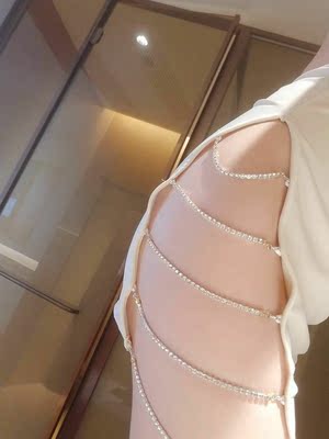 真是太爱了😍尤其是侧面的水钻链条,精致又高级。上身效果超赞,看着自己都会心动🤣喜欢的集美们,冲鸭! 真是太爱了😍尤其是侧面的水钻链条,精致又高级。上身效果超赞,看着自己都会心动🤣喜欢的集美们,冲鸭!