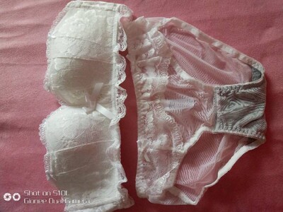 内衣收到了   客服推荐得码数很准  这套白色很仙蕾丝很精致 既可以有肩带又可以当无肩带 真的怎么样都不会下滑  像婚纱款内衣 有点类似花瓣杯型 小胸也可以轻松驾驭哦🤗