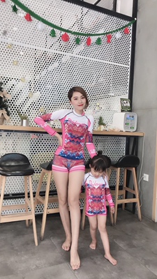 一眼就看中了这款，衣服非常棒弹性很好，很显身材，还买了长裤，防晒效果真的特别好， 和闺女俩一人一套，在这家买了好多东西，吸水巾也特别好看，已经收藏店铺，还会回购的。