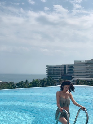 泳装赶在出去玩前收到啦，很喜欢，颜色是我想要的，显白，面料轻薄有垂感，还显胸，小清新风格，满意满意