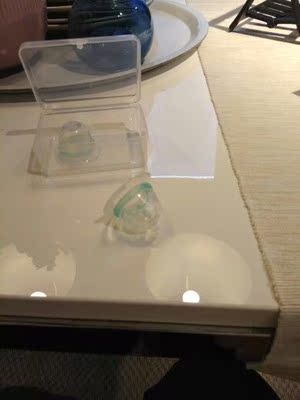 用了这么长时间的矫正器了，来评价下，虽然一开始吸会疼，坚持下来现在已经没什么感觉了。刚开始的时候躺下乳头就会凸出来了，已经可以很容易就弄出来了，当初没选择其他家是因为宝妈群里都在推荐摩卡淑的，说这家的母婴产品有保障，没有效果还可以退款，现在看来真是庆幸自己当初选择了摩卡淑，还在为内陷的问题困扰的姐妹们，可以买一个试下，也不贵，几十块钱，能解决问题还是关键，坚持每天戴哦。