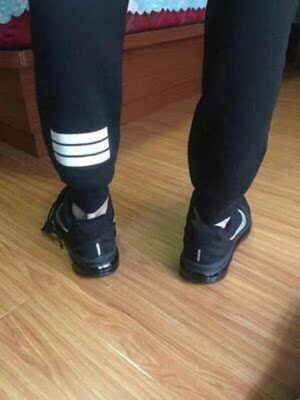 穿了一段时间都没出现开胶和脚臭现象……网面挺厚的!挺适合冬天穿的,打算给家人再入手一双 穿了一段时间都没出现开胶和脚臭现象……网面挺厚的!挺适合冬天穿的,打算给家人再入手一双