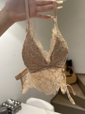 不是 谁家内衣是尖的啊 尴尬死了 刚出门又回家换 早八本来就烦啊啊啊啊啊服了啊 最后一张同样也是蕾丝款 😅