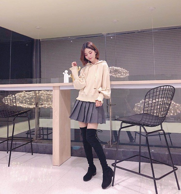 长靴收到了，Stuart&nbsp;Weitzman的品控真的很好，细节处理的很到位，鞋型很好，很贴合我脚型，整体都很满意，跟也不会太高，走起路来压力不大，客服小姐姐推荐的码数也很合适，尺寸合适鞋筒也很贴合腿部，很奈斯很满意