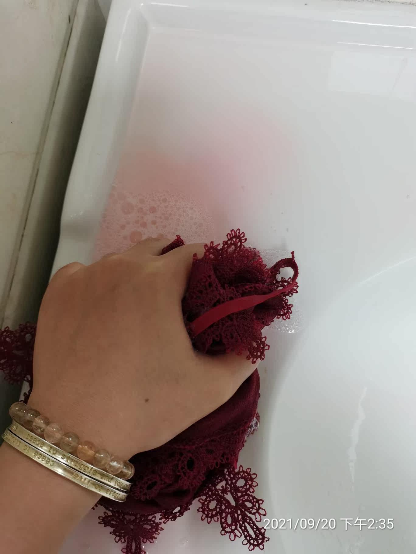 还是褪色厉害,希望卖家可以用稍微好一点的蕾丝布料