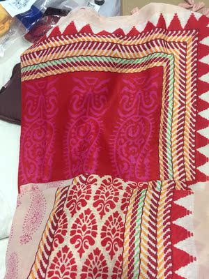 摸着挺舒服的，实际颜色我觉得是要比照片拍出来暗一点的！