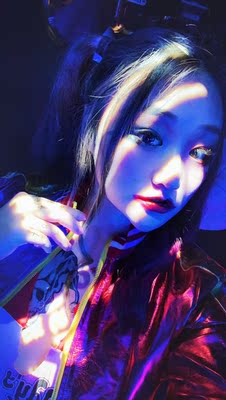 不错哦 裤子穿不了 没那个性感的翘臀 哈哈 棒球棍好重呀 万圣节cos 这个价格很可以了 鞋子也还行  发货很快