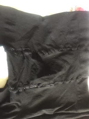 差的无以形容，穿一次就破洞，一次两条，另一条也快要破了，最后一张是我去年在实店买的浪莎，穿这么久都没破，客服说是正品正品穿一次就破我还信你的邪了，客服说穿后破的不处理，请以后的人买了就放着千万别穿，穿一次破了不负债的，欺人太甚！淘宝这么多年来第二个差评！谁要敢搔扰我投诉到底！