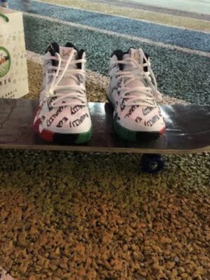 感觉是买对了,因为我这边附近球场是水泥地的,打了一天,挺耐磨的,质量没话说了,虽然复刻版,但我觉得这个价能买到这样的产品已经没谁了性价比蛮高的 感觉是买对了,因为我这边附近球场是水泥地的,打了一天,挺耐磨的,质量没话说了,虽然复刻版,但我觉得这个价能买到这样的产品已经没谁了性价比蛮高的