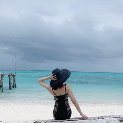 泳衣超性感的！格调特别高～完全不会撞衫！还很显身材遮肚子上的肉～很喜欢，朋友都说好看哈哈哈哈买到这么好看的很开心～