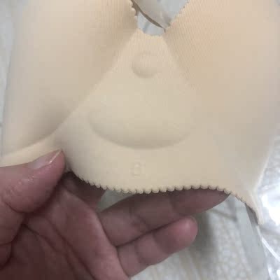 买来当姐妹仔礼服戴的，这是平胸的福利，价格比波波小姐便宜很好，有它穿一字肩都不怕尴尬了