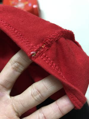 红色的衣服缝白色线，晕