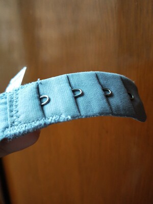 内衣很舒适，不是钢圈的，是一排扣，已经下水洗过了，没有褪色现象，蕾丝花纹也很好看，上身效果非常性感，可以调节带子长度。买了黑色和灰色，下次再买酒红色。深色会比较显皮肤白。黑色抹胸内衣也好看，可以安上带子不容易掉。是4排扣子的，还有可拆卸的胸垫。价格很实惠。以后会继续回购这家店铺的内衣。会一直关注上新的东西。卖家客服态度很好。物流也超级给力。