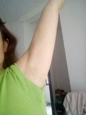 用了几次了，效果真的不错，首先选这个产品真的是冲着描述效果来的。当然感觉有点夸张。在犹豫不决时选下来的，用了十分钟左右刮的，好干净呀，不会有黑点！这个用起来真的挺温和的，后面在私处使用了效果也是很好的呢，没有刺鼻的味道，清香。舒缓水抹上非很舒服。整体来说，这个脱毛产品我会回购的、