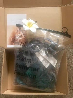 客服服务态度很好，发货非常快，用顺丰。泳衣质量不错，穿上的确遮肚子，不过也如其他买家所说不显胸。