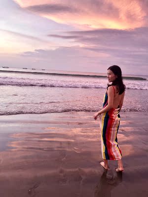 衣服真的超美的，在海边的夕阳下漫步享受生活，下面全是废话哈哈！终于收到我需要的宝贝了，东西很好，价美物廉，谢谢掌柜的！说实在，这是我淘宝购物来让我最满意的一次购物。无论是掌柜的态度还是对物品，我都非常满意的。掌柜态度很专业热情，有问必答，回复也很快，我问了不少问题，他都不觉得烦，都会认真回答我，这点我向掌柜表示由衷的敬意，这样的好掌柜可不多。再说宝贝，正是我需要的，收到的时候包装完整，打开后让我惊喜的是，宝贝比我想象中的还要好！不得不得竖起大拇指。下次需要的时候我还会再来的，到时候麻烦掌柜给个优惠哦！