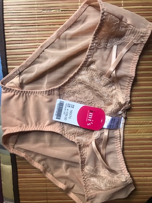 发货速度和物流速度都还挺快的！内裤质量挺好的，第一次买这个品牌的内裤，好像是加入会员领了优惠，买了三条三个快递寄过来的，买下来感觉很划算！性价比很高！颜色也比较正，每一条内裤都有独立的小袋包装，吊牌都在！就是后边的标签总觉得有点扎人.......大小还是选的刚刚好，买的时候超级担心来着！就是有一个盒子变形严重一点点我拆了快递外包装就是这样了一个盒子还贴有标签另外两个盒子没有，也不知道为啥