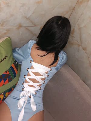 衣服超稀饭～质量很好哇 很梦幻的蓝 还有光泽感！！绑带小心机哦 穿出去玩超美哒 棒呆^_^