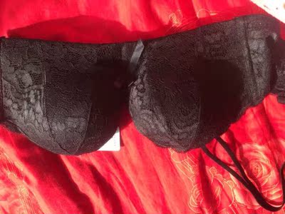 穿起来很性感，很聚拢哦，准备再买一个回购的哈哈，特别喜欢，同事和我要了链接也要一起买的