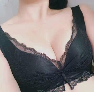 产品不错，是正品，这个季节太容易干燥了，胸部平时都要抹身体乳，用这个后胸部皮肤滋润多了，丰胸得同时也滋润皮肤，还蛮好的摸上去能感觉到肉紧实了很多。