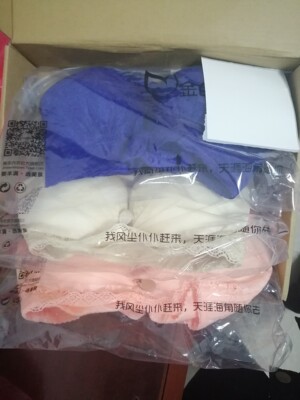 去年在这家店买的很好今年再来买三件，物流很快，质量很好，平胸的福音，穿上显大且有型，爱死了。哈哈(ಡ&omega;ಡ)hiahiahia