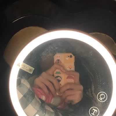 看评价还不错决定买这家的镜子 首先表扬一下客服糖果服务态度很好 拍下宝贝之后发货很快［点赞］ 顺丰快递［点赞］ 镜子也没有让我失望，物有所值。 待追评吧。 满星好评