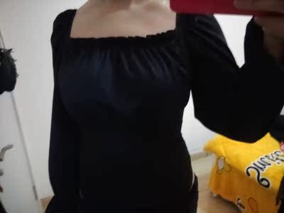 物流很快，东西收到很满意。拍的l码有点大，然后又换成m码m码穿上正好。是他们家的老顾客，经常在他们家买衣服。他们家的衣服。不仅质量好。而且。物美价廉。重要的是还很性感又潮哦，很喜欢他们家的衣服。买了很多件了。非常强烈推荐他们家的衣服。话不多说，上图。