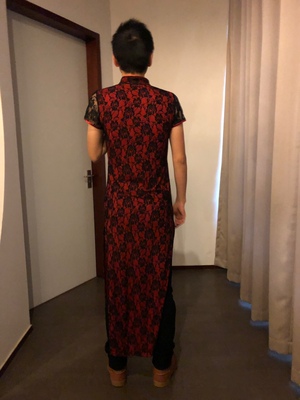 质量比想象的好很多很多，手感垂顺，蕾丝也很柔软。弹性大，可以按推荐尺码买，基本都穿的上。发货也快，买了一件试穿以后才统一订购大家年会的服装。很满意。