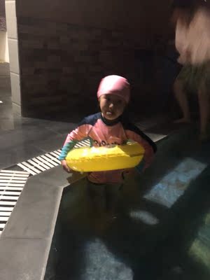 迟来的买家秀，原谅这黑暗的灯光和不专业的拍照技术，不过衣服的质量真的没得说，摸着很舒服，上身也很好看，双十二买的也很划算