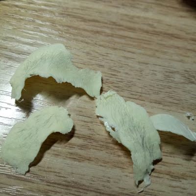 真的超级疼   疼出眼泪了  但真的赶紧撕下去比慢慢来要好得多 可能我的小胡子太顽强了脱了好几次  撕下来好明显的小胡子  但脱得也不是很干净 可能因人而异吧  我现在是肿着最评论的不知明早效果如何 用的时候注意千万别乱滴  不然会很难清理  也别胡乱清理不然会像我一样  越忙活越乱   烦死了不想擦了 困扰我这么多年的小胡子&hellip;&hellip;真的是    激动开心欣慰真好