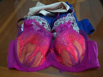 以前一直都在实体店买曼妮芬的内衣内裤，每件基本上三四百一件，这次贵店搞活动屯几件内衣，三件还不到以前一件的，只是颜色上选择的余地少，这质量还是非常好，希望商家经常搞优惠活动，有需要再回购。这件内衣不厚不薄度正好，好评