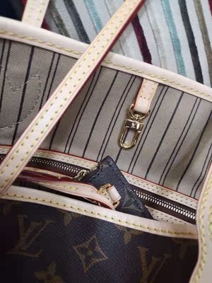 质量超乎想象的好！必须给好评 卖家服务态度超级好的！包装齐全，真的没看出有什么和正品不一样的地方，值得推荐给大家。