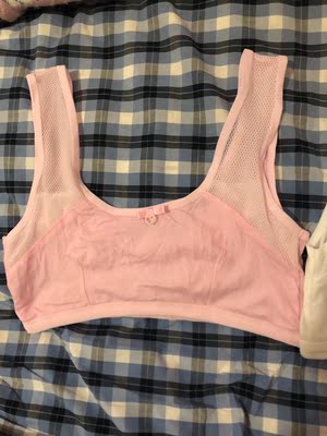 内衣收到了，手感柔软，看上去透气的面料，喜欢肩带宽的