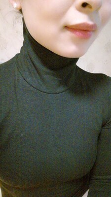 买了两款，裙子的是螺纹纯棉面料，T恤的感觉像是螺纹莫代尔面料，比裙子的薄许多，不过单穿都只能适合20到25度穿，冬天穿里面看怎么套怎么搭配了吧，质量还可以吧。