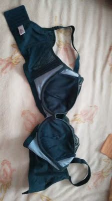 很合身，里侧面料是棉的，穿着舒适，好评。