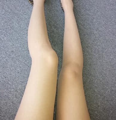 这款喷雾脱毛非常干净不留痕迹，喷上去直接拿纸巾一抹，等十几分钟就可以脱了，一点都不费时超级方便的，这个用着也不刺激皮肤不过敏，也不会出现不良的反应，这点非常好，用在腿上的，拿纸巾就可以擦掉，很方便。