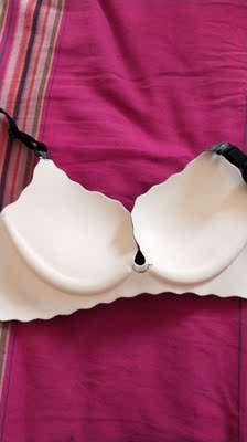 内衣收到了，上薄下厚，非常适合这种胸不是很大的人。无钢圈，穿着舒服，面料也非常柔软。