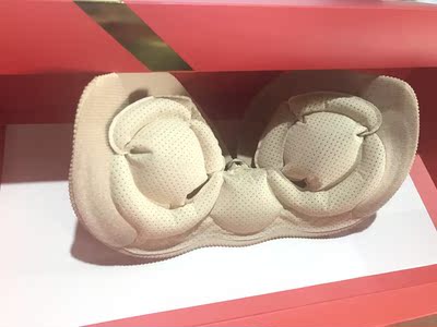 good，发了顺丰快递就是任性啊。隔天到货哦！颜色看着就挺小清新的，包装也好看的呢。内衣充气后就能穿，穿久了也不会闷热的呢。内衣的透气性杠杠的。主要是提胸效果挺不错的呢，我下垂的胸型都被承托的挺拔了不少。布面和透明的我都搭配穿过。效果都是一样的好。穿戴了好几次出门。天气热，胸部都没有闷出一点汗来。我是一直都是搭配透明侧翼使用的。为了要搭配我的露肩装和吊带裙穿。贴了长时间后，撕下来后皮肤不会有任何不适哦。没有粘腻的感觉，也不会痒和发红，内衣和透明侧翼的质量真的要点赞。透明侧翼洗了后也不会脱胶哦。内衣好穿效果明显，支持