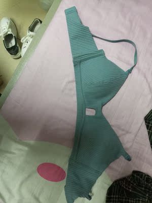 同样是买给朋友的 没有色差强调没有色差!!只是手机光线问题 大胸也可以完美驾驭 这个颜色也很显白 超级美丽