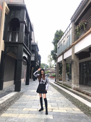 Stuart&nbsp;Weitzman是我很喜欢的一款牌子，几乎家里全是，这次又入手了一双，没有失望，2.5是对我比较合适的跟，穿起来就舍不得脱下了，主要靴子既能瘦腿又能拉长腿还不磨脚，简直就是我们女孩子的福星呐，巨爱！！