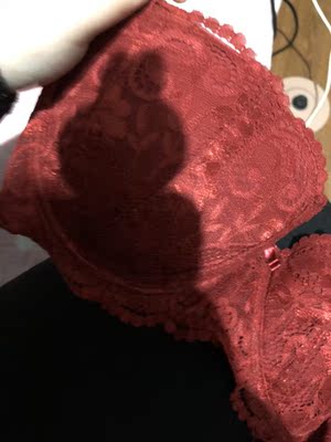 以为延长扣是同颜色，结果差别太大了。有点扎人，钢圈不是很舒服。AB的选正常号就行了，  CDE是可以选大一罩的，胸大了，包不住会很明显。 内裤质量不是很好，感觉就是网网，不是很舒服。