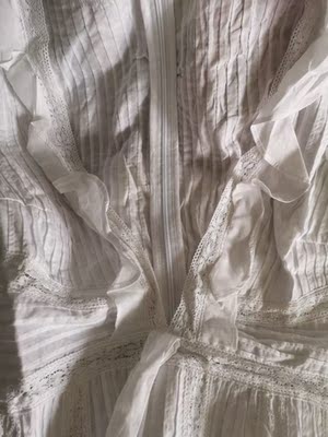 适合夏天海边度假 胸口开口很低，平时需要穿一个抹胸，但去海边就可以用胸贴。款式别致。