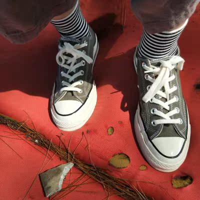 军绿色个人认为比较低调又比较高级 也百搭 穿起来不磨脚 物流一般是两天左右发货 还会在你家陆续购集其他颜色