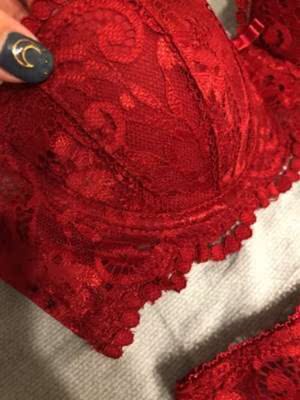 小店拿货来卖的，这款不少顾客喜欢，性感极了。尺码也全，大小胸都能穿。送了表妹一套本命年穿，她觉得不错。发张照片给店主晒下，祝店主19年生意兴隆！