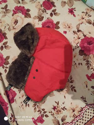 帽子带着很暖和！！ 在骑车不怕把伢冻着了！！