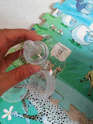 乳头保护罩买来后我就立刻清洗，消毒，然后用上了。感觉很服贴，也不会进空气，用这个保护罩喂孩子，不用手扶也能很好的服贴，这款硅胶孩子也愿意吸，真的很开心遇到这么好用的乳头保护罩，夜晚起身喂奶也方便多了。强烈推荐给有需要的宝妈
