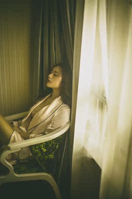 平时都穿真丝的睡衣，这个摸起来质感差不多，很顺滑。