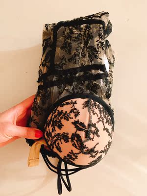 这件适合身材很瘦 胸部很大的女生 罩杯B的女生表示压力山大 完全空的 这个价格买也就拍一次照 不能有其他想法